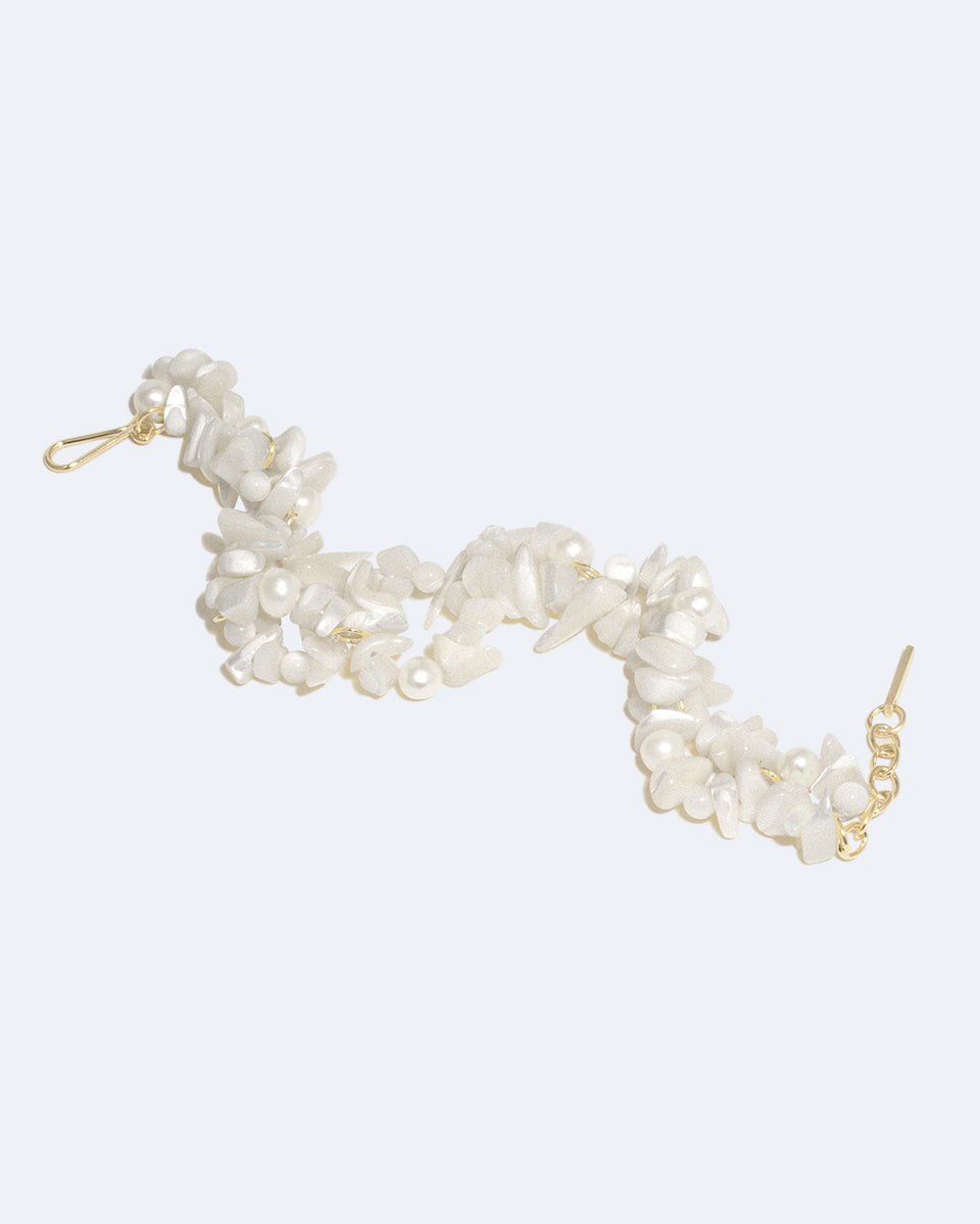 Le flux changeant - Bracelet en plaqué or avec perles et nacre