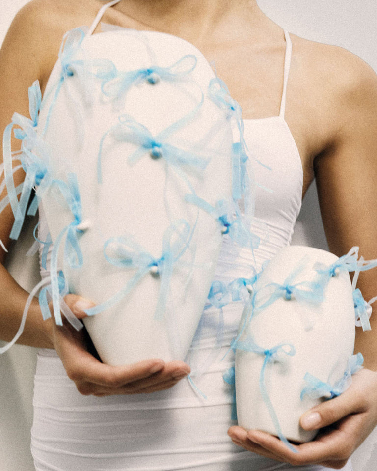 Pearly Pearl - Grand vase blanc mat avec ruban en organza