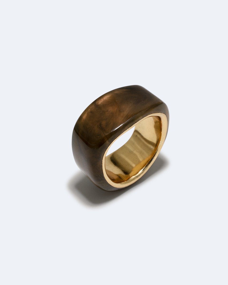 Un cercle vertueux ? – Bague chevalière en biorésine effet écaille de tortue et vermeil recyclé