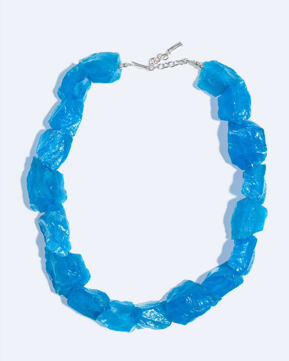 H95 - Collier en résine bleue et argent recyclé