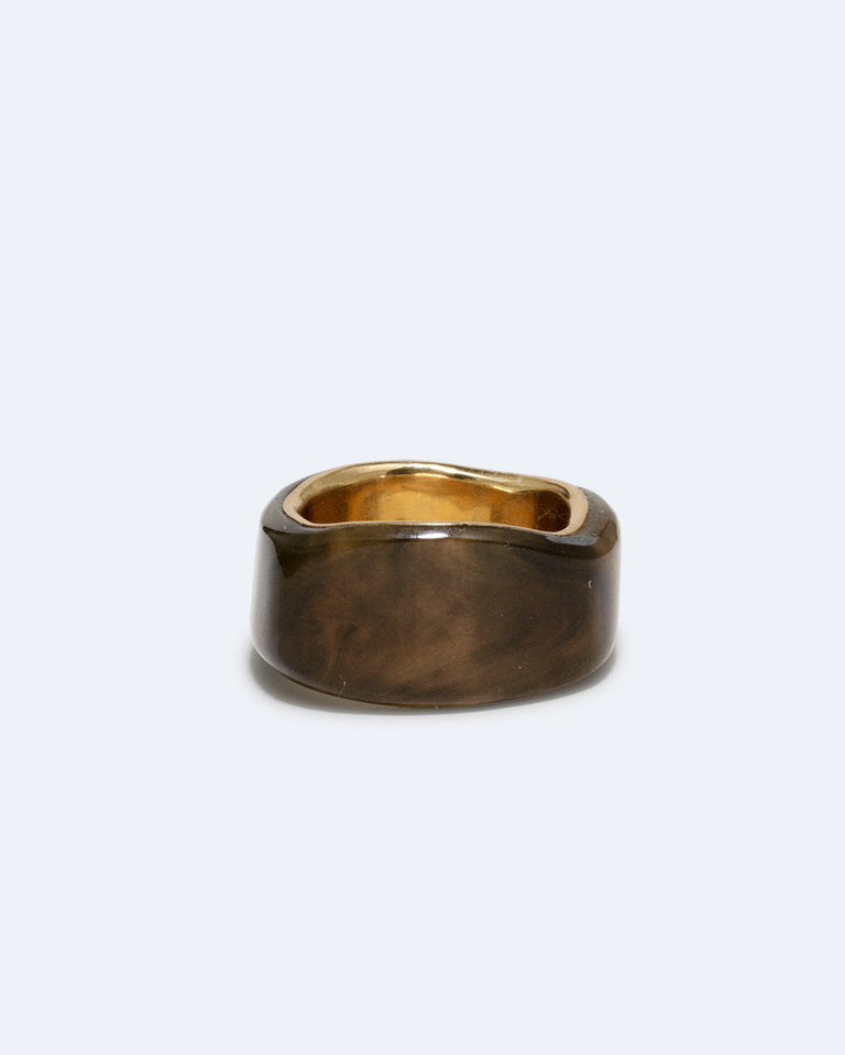 Un cercle vertueux ? – Bague chevalière en biorésine effet écaille de tortue et vermeil recyclé