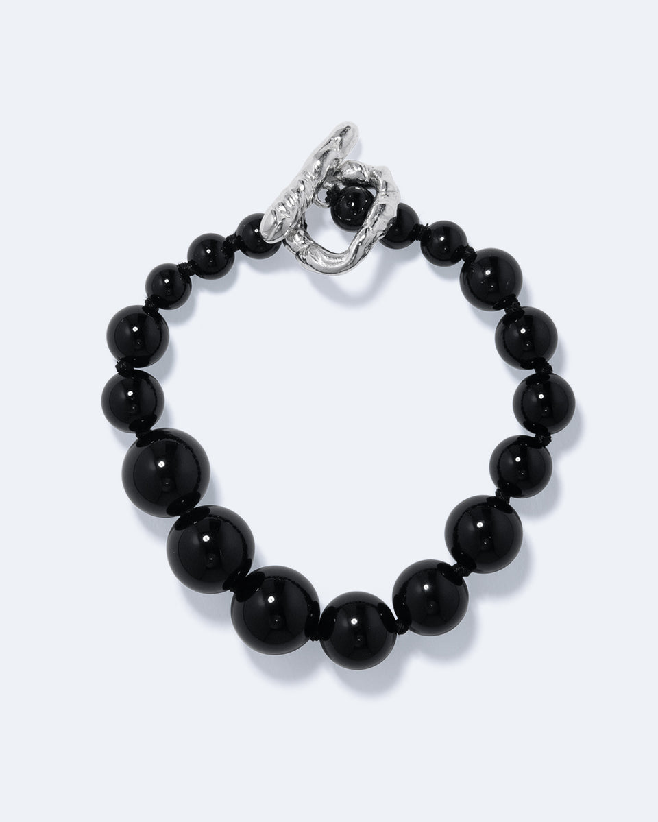 Enfoncé jusqu'aux genoux dans un bourbier du North Yorkshire - Bracelet en onyx noir et argent recyclé