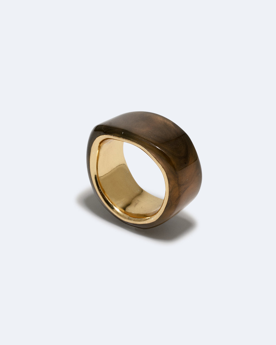Un cercle vertueux ? – Bague chevalière en biorésine effet écaille de tortue et vermeil recyclé
