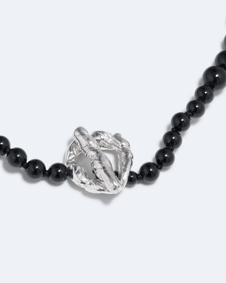 Jusqu'aux genoux dans la boue du North Yorkshire - Collier en onyx noir et argent recyclé