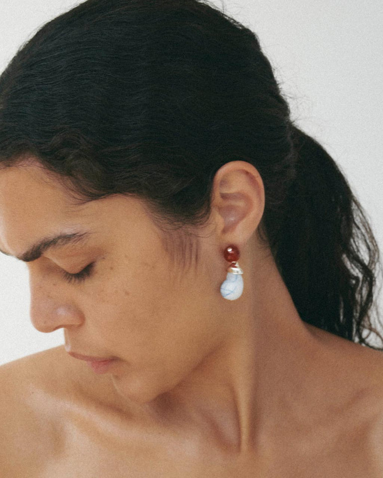 Beak - Boucles d'oreilles en argent recyclé avec résine bleue bio et agate dentelle rouge