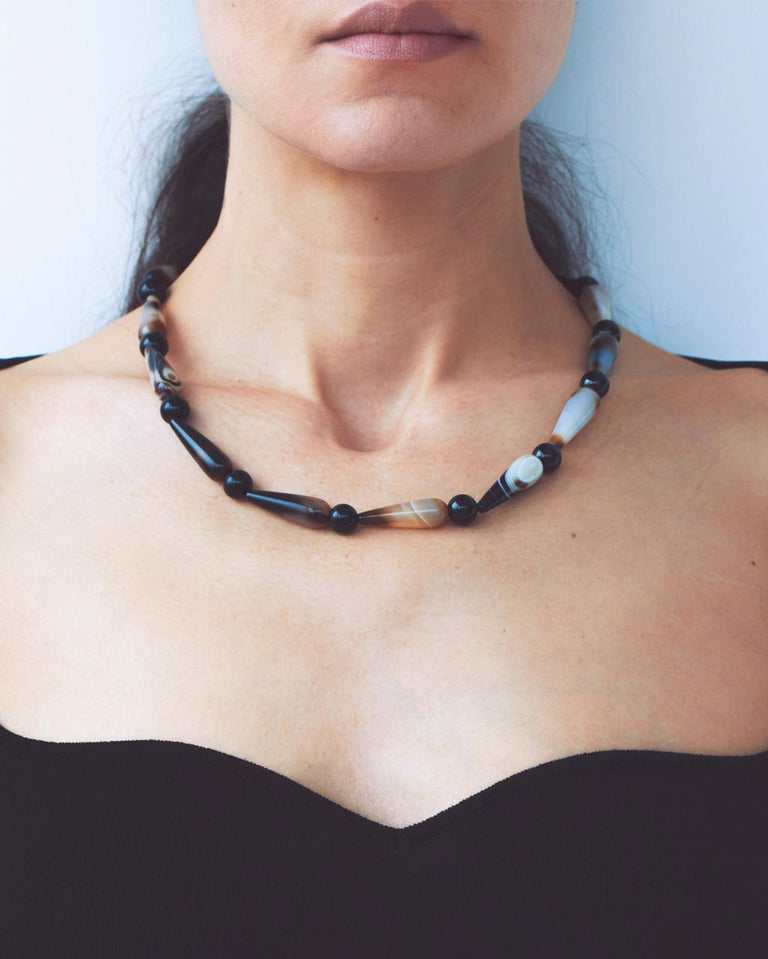 Les profondeurs du temps – Collier en agate rubanée et argent recyclé