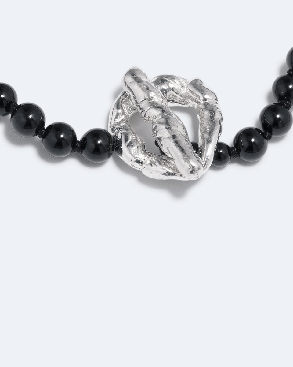 Enfoncé jusqu'aux genoux dans un bourbier du North Yorkshire - Bracelet en onyx noir et argent recyclé