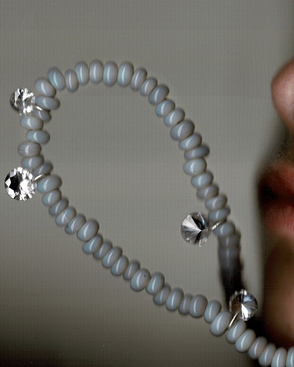 Collier Les Étoiles Regroupées - Zirconium Cubique et Perles de Verre Grises, Plaqué Rhodium