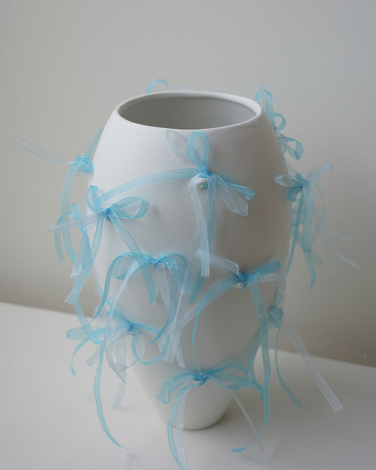 Pearly Pearl - Grand vase blanc mat avec ruban en organza