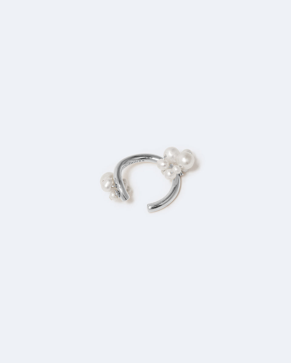 Affleurement – Manchette d’oreille en perle et argent recyclé