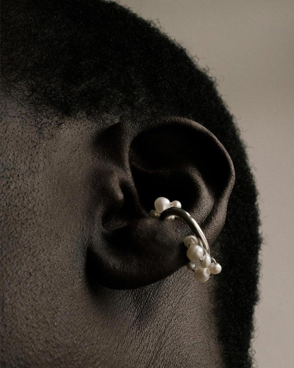 Affleurement – Manchette d’oreille en perle et argent recyclé