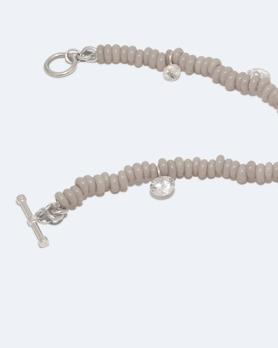 Collier Les Étoiles Regroupées - Zirconium Cubique et Perles de Verre Grises, Plaqué Rhodium