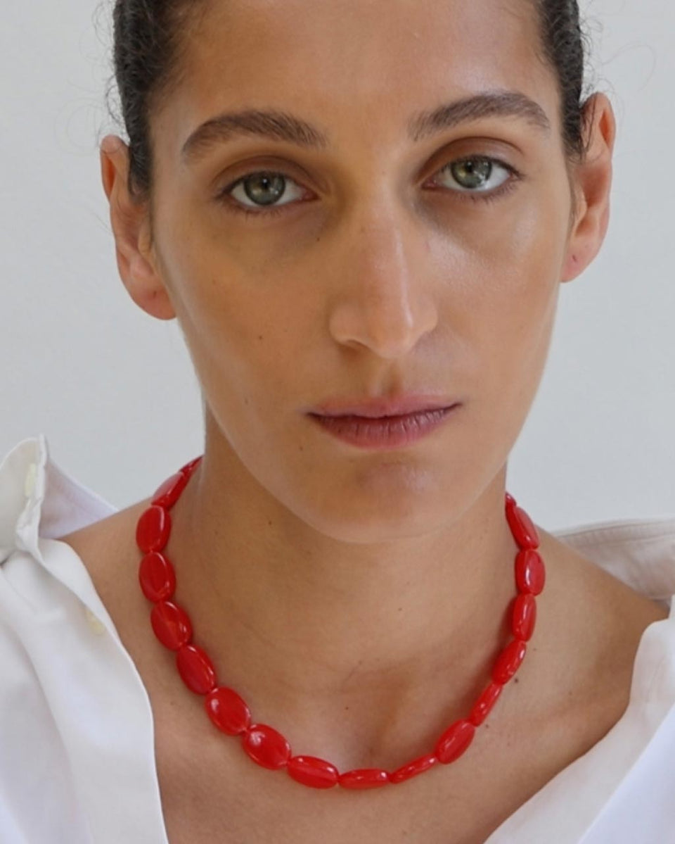 Étourdie par la banlieue - Collier de perles rouges