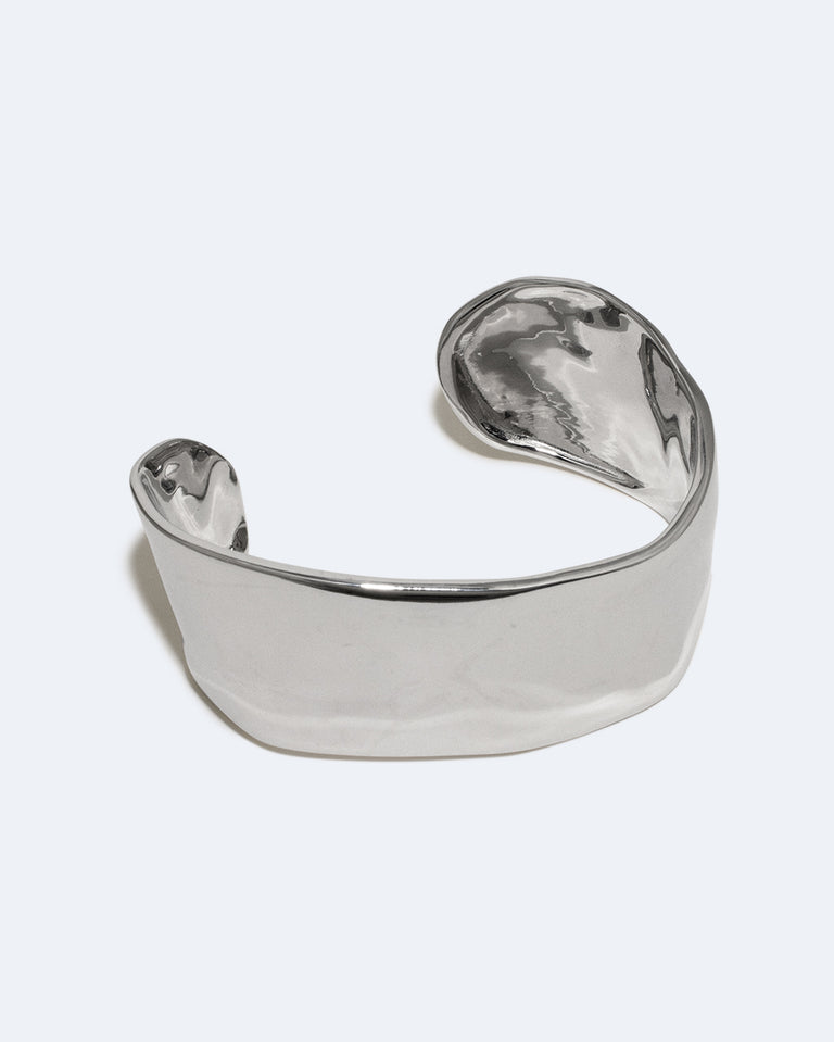 Quelque chose de la plus haute importance est communiqué juste hors de portée auditive - Manchette plaquée rhodium