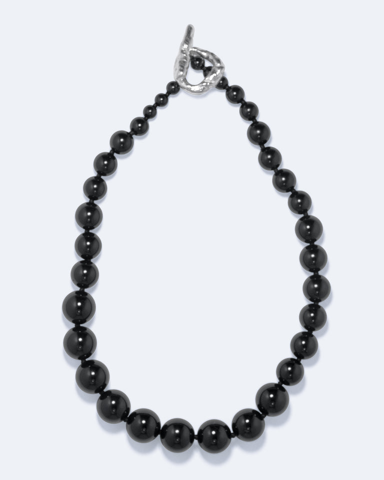 Jusqu'aux genoux dans la boue du North Yorkshire - Collier en onyx noir et argent recyclé