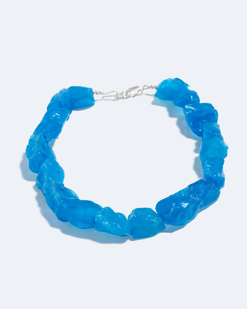 H95 - Collier en résine bleue et argent recyclé