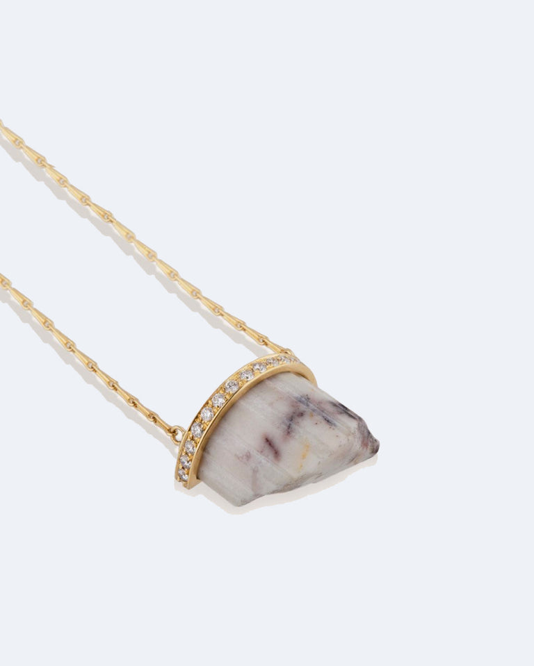 Fragment de marbre - Pendentif en or jaune 18 carats, marbre et diamants