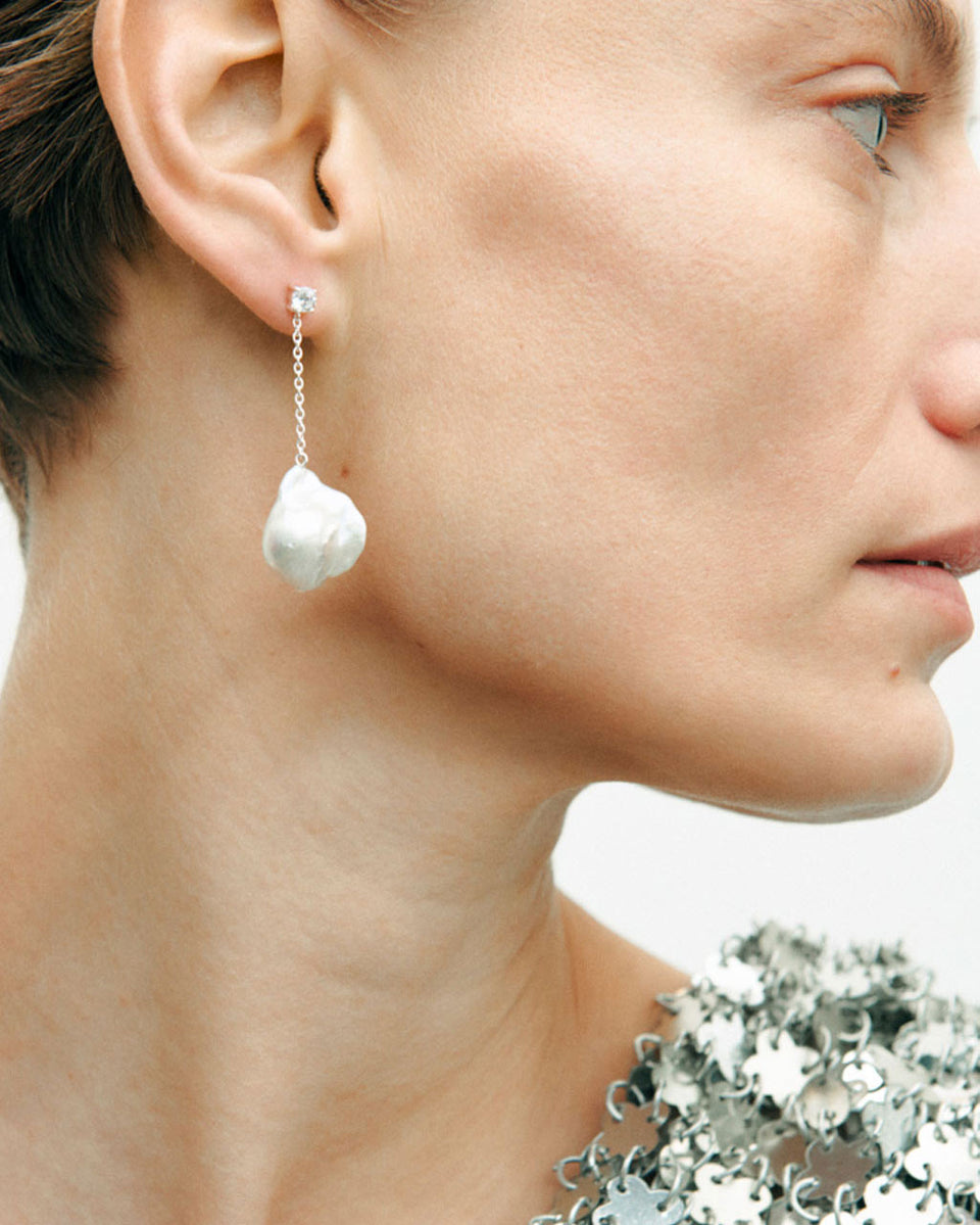 Boucles d'oreilles en argent recyclé avec perle et oxyde de zirconium - Rocher suspendu