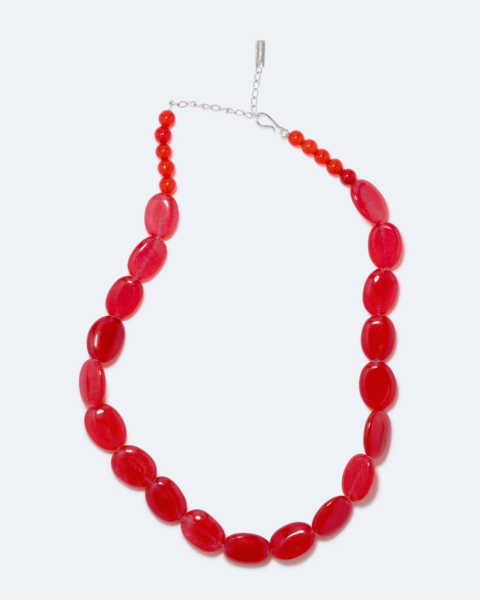 Étourdie par la banlieue - Collier de perles rouges