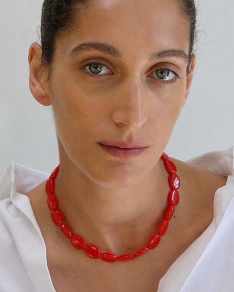 Étourdie par la banlieue - Collier de perles rouges