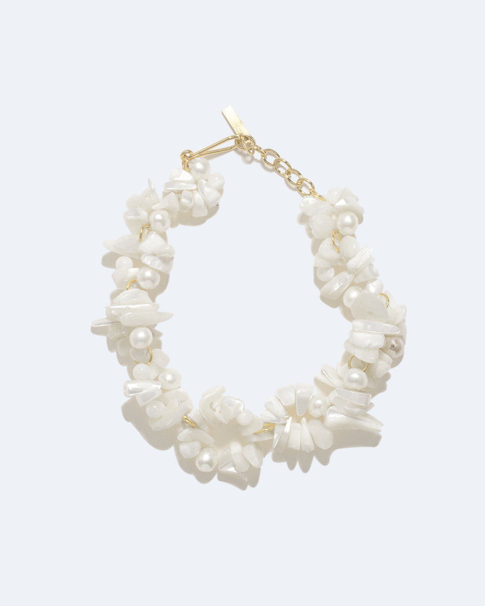 Le flux changeant - Bracelet en plaqué or avec perles et nacre