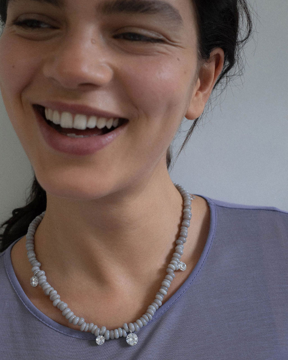 Collier Les Étoiles Regroupées - Zirconium Cubique et Perles de Verre Grises, Plaqué Rhodium