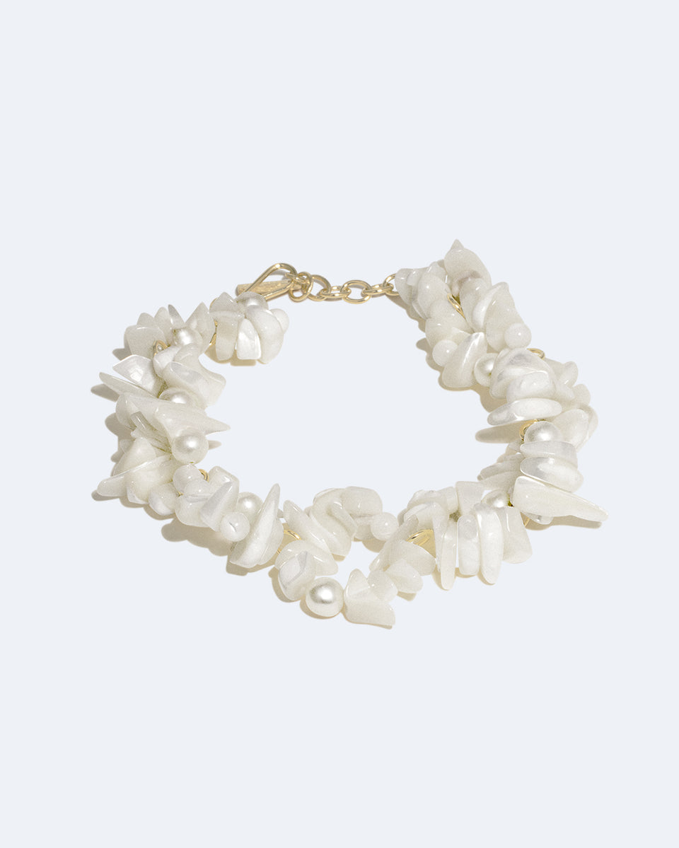 Le flux changeant - Bracelet en plaqué or avec perles et nacre