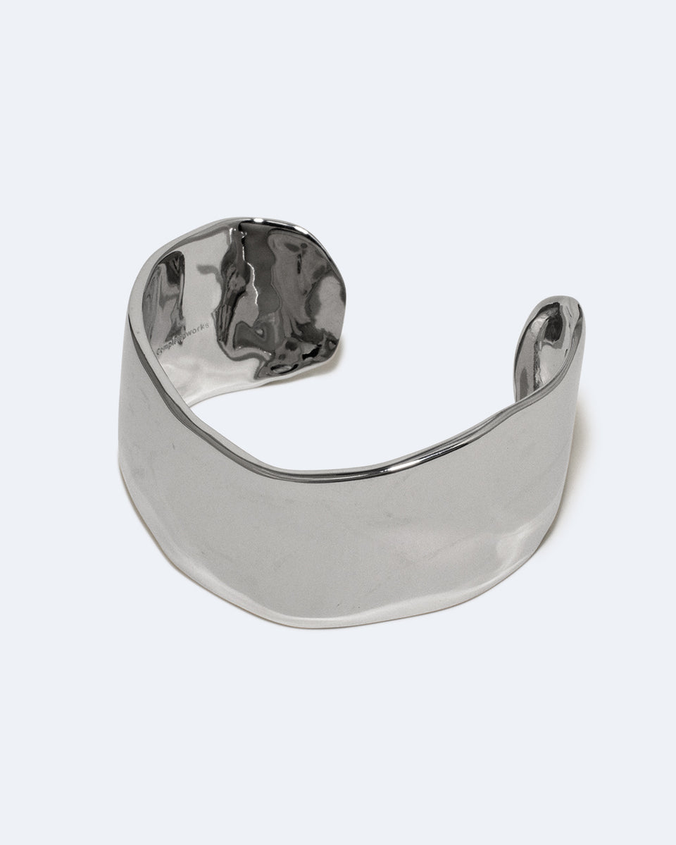 Quelque chose de la plus haute importance est communiqué juste hors de portée auditive - Manchette plaquée rhodium
