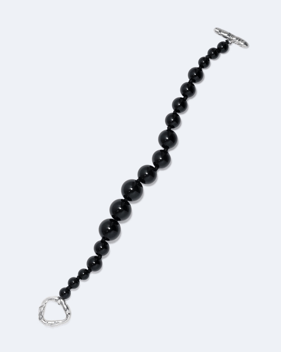 Enfoncé jusqu'aux genoux dans un bourbier du North Yorkshire - Bracelet en onyx noir et argent recyclé