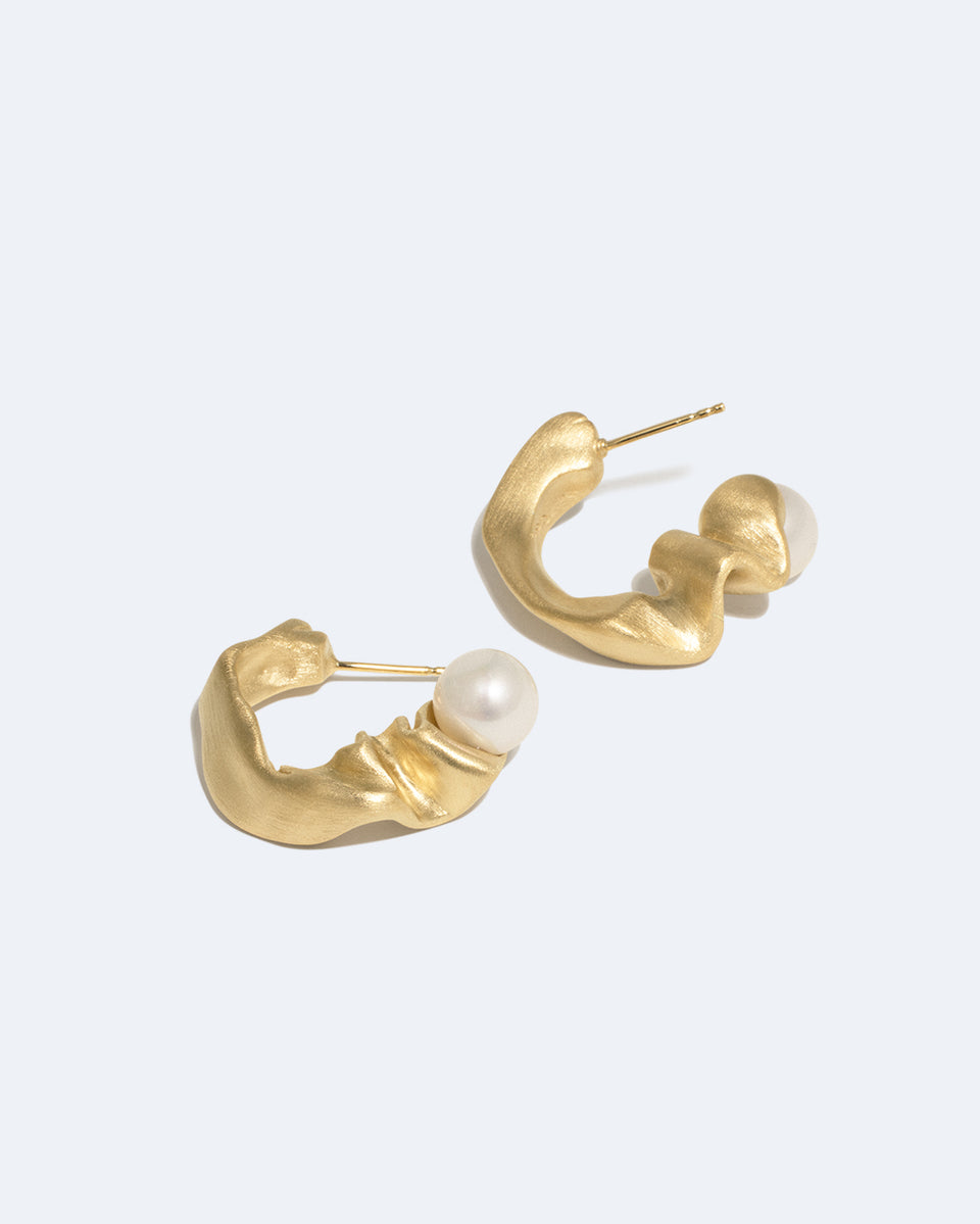 Crumple II - Boucles d'oreilles perles et vermeil or