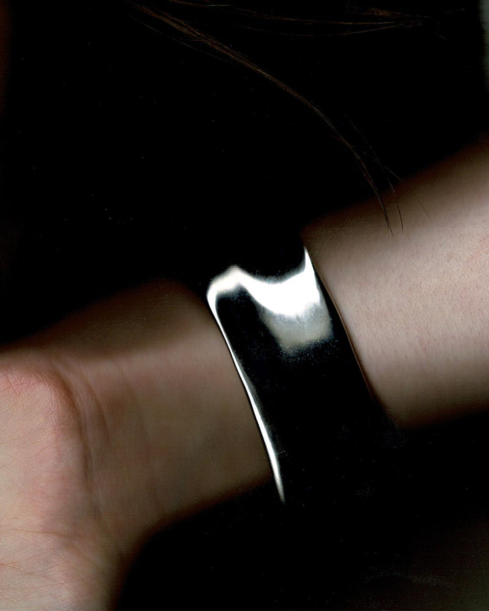 Quelque chose de la plus haute importance est communiqué juste hors de portée auditive - Manchette plaquée rhodium