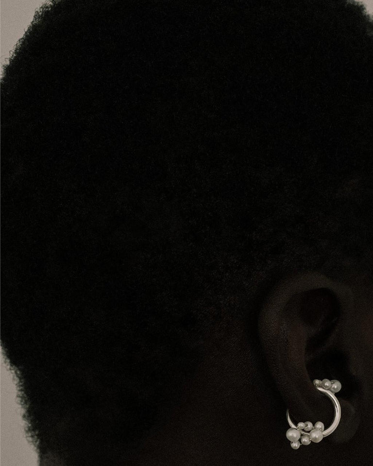 Affleurement – Manchette d’oreille en perle et argent recyclé