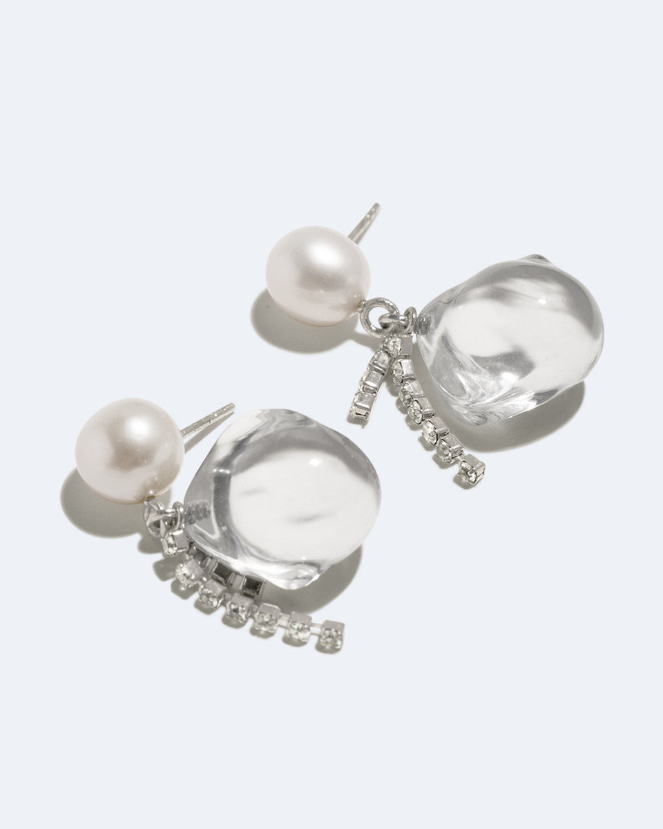 Entre les marées – Boucles d'oreilles plaquées rhodium en résine transparente et strass