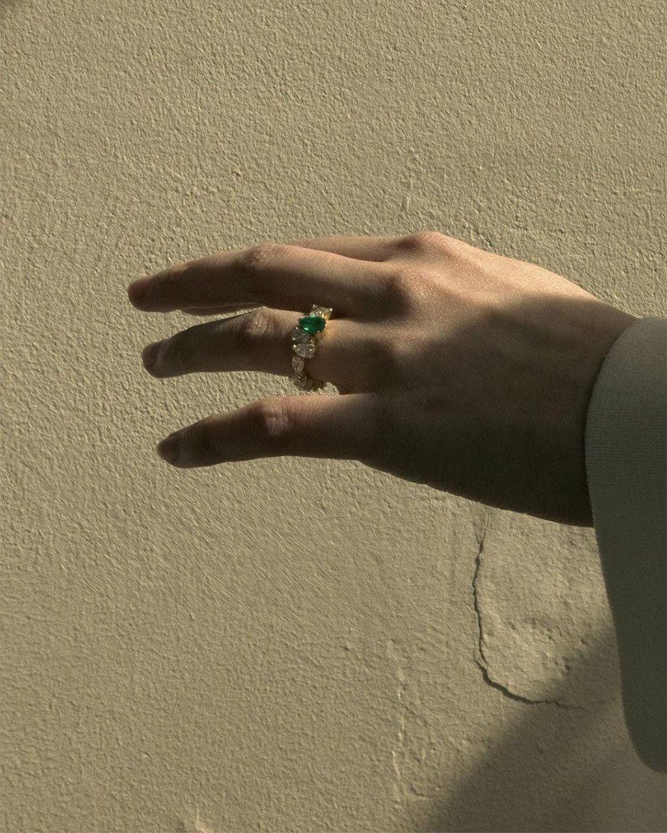 L'Océan de la Nuit - Bague en Or Jaune 18 Carats, Diamants et Émeraudes