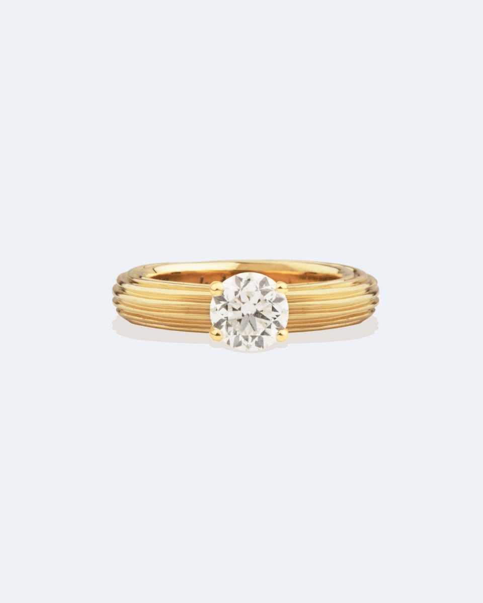 Bague de fiançailles solitaire Pillar en or jaune 18 carats et diamant rond