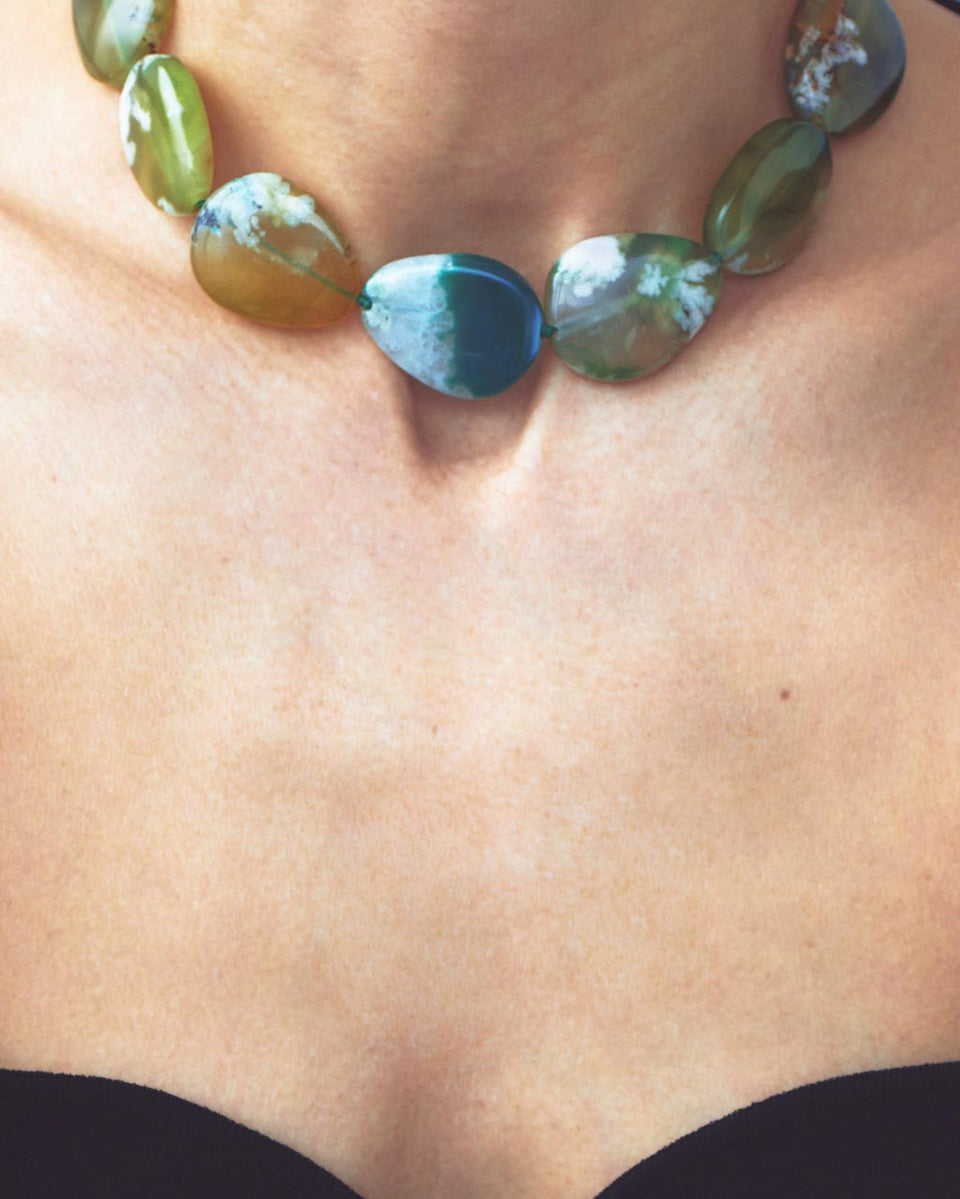 H100 - Collier en agate fleur de cerisier olive et calcite verte plaqué argent