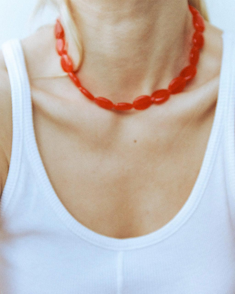 Étourdie par la banlieue - Collier de perles rouges