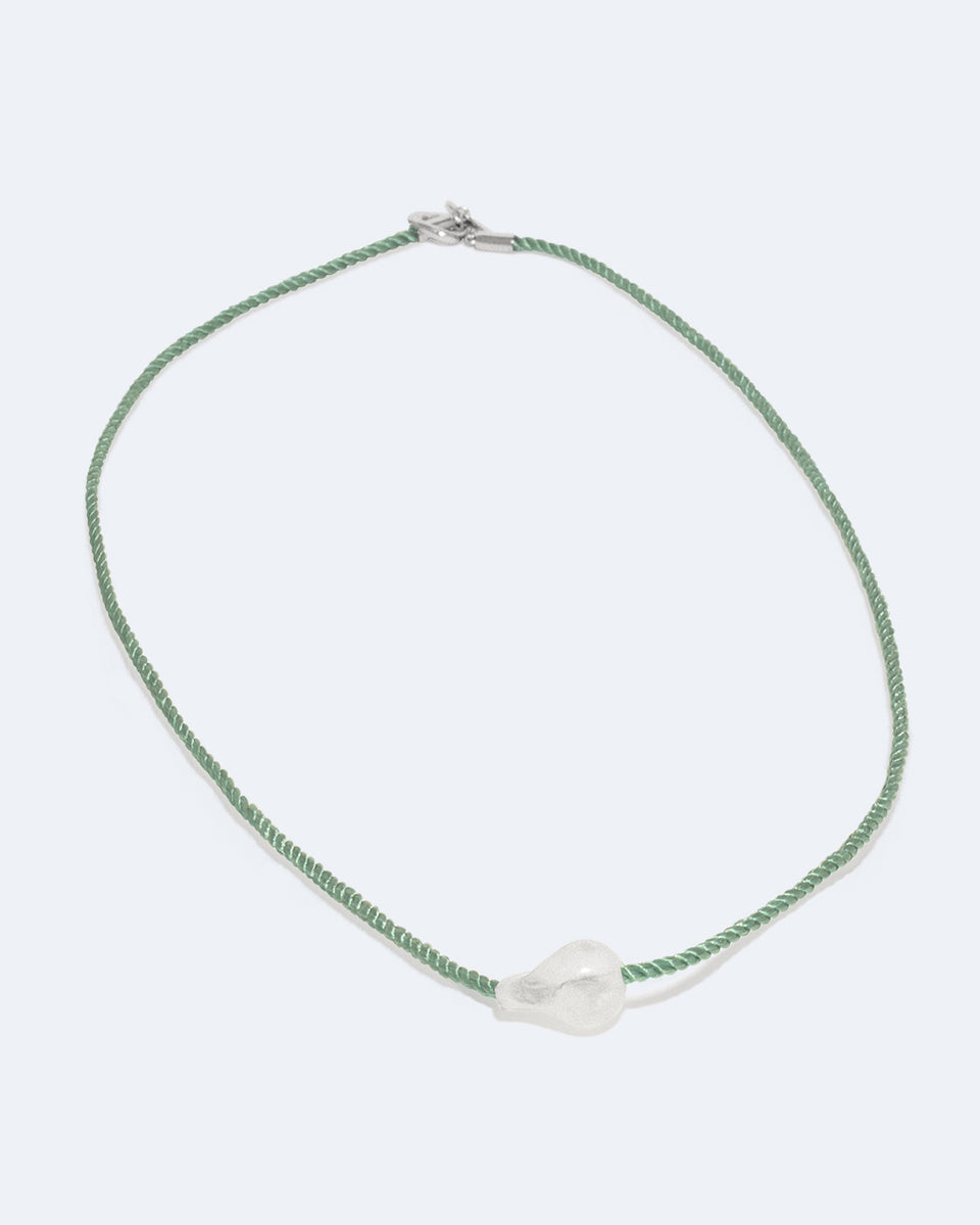 H57 - Collier en argent recyclé avec bio-résine et cordon vert