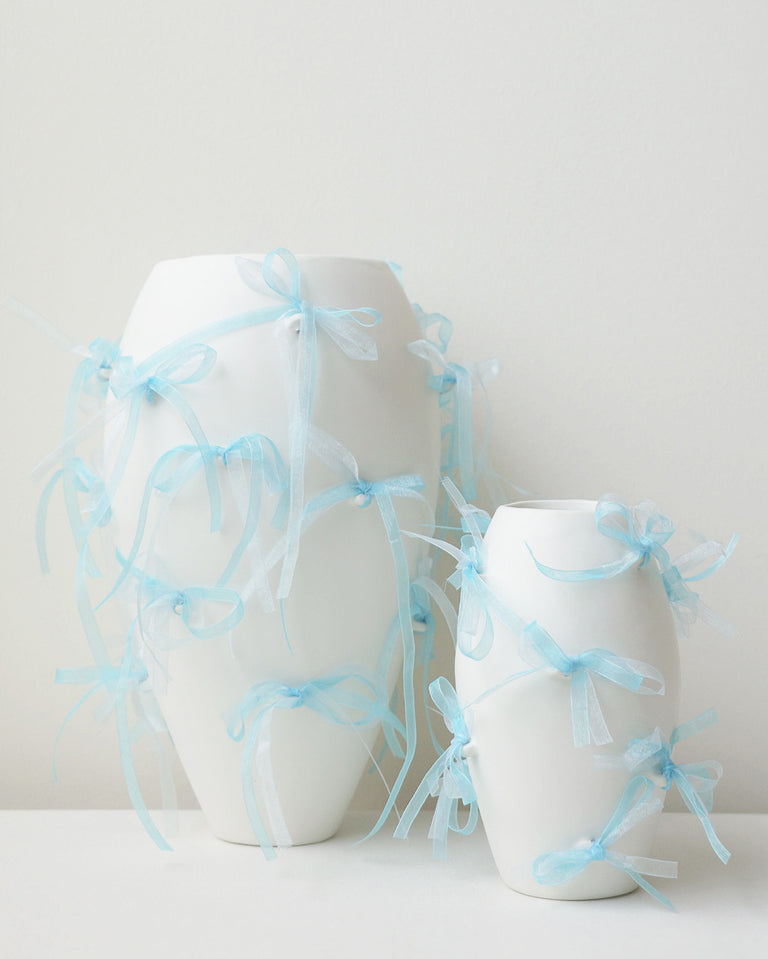 Pearly Pearl - Petit Vase Blanc Mat avec Ruban en Organza