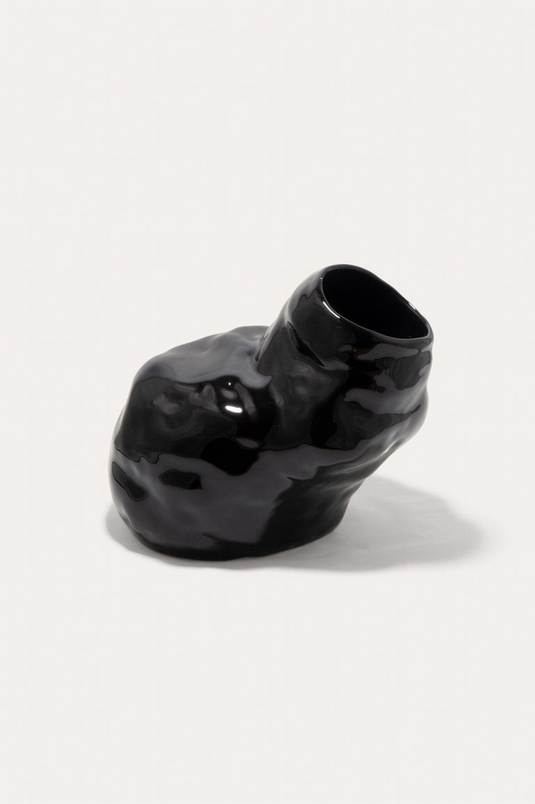 B39 - Medium Vase in Gloss Black