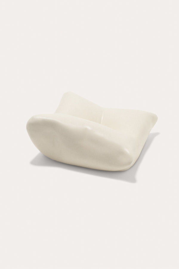 Bumped II - Coussin en céramique blanc mat