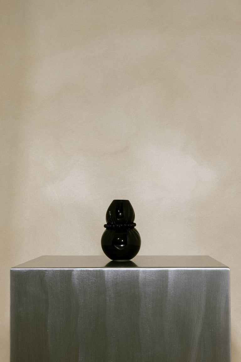 Squeezed - Petit vase en noir lustré avec onyx noir