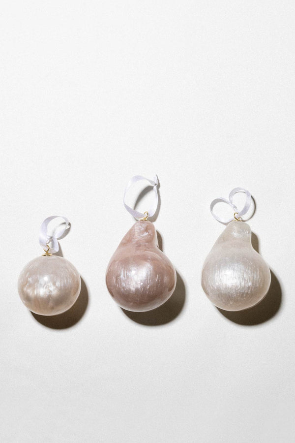 Mari numéro six ? Ornements d'arbre - Lot de 3 boules en bio-résine blanc nacré/rose