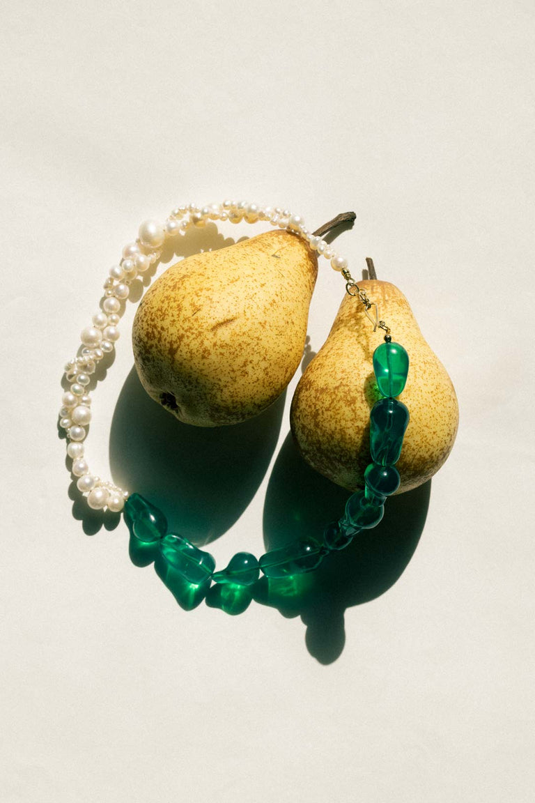 Défilé des Possibilités II - Collier Plaqué Or avec Perles et Résine Bio Verte