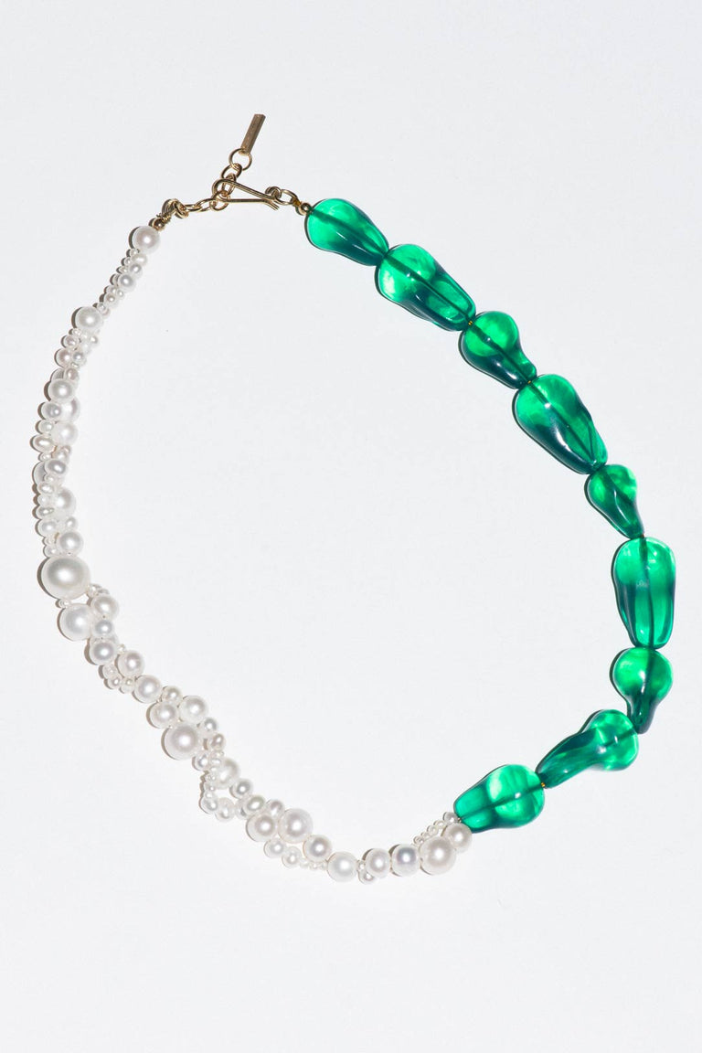Défilé des Possibilités II - Collier Plaqué Or avec Perles et Résine Bio Verte