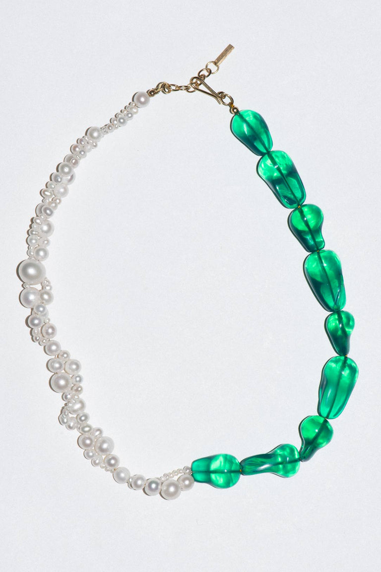 Défilé des Possibilités II - Collier Plaqué Or avec Perles et Résine Bio Verte