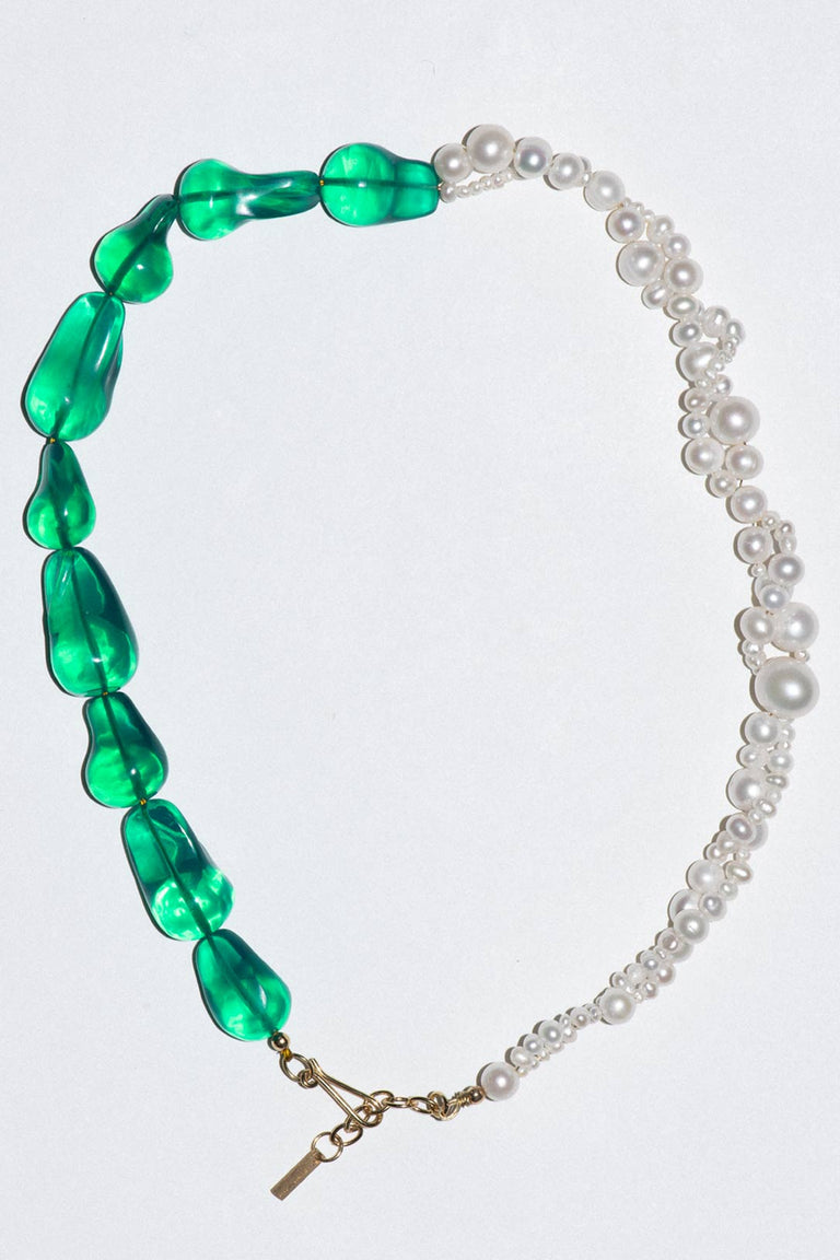 Défilé des Possibilités II - Collier Plaqué Or avec Perles et Résine Bio Verte