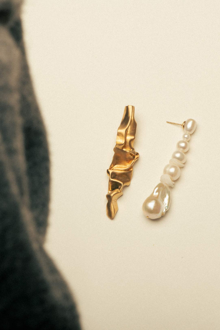 Boucles d'oreilles Crumple en vermeil or, perles et céramique
