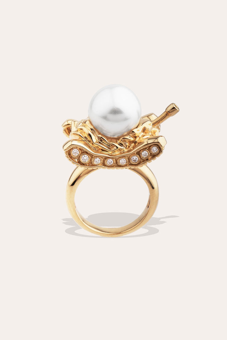 Un portrait du vingtième siècle - Bague en or 18 carats, diamant de 0,243 carat et perle des mers du Sud