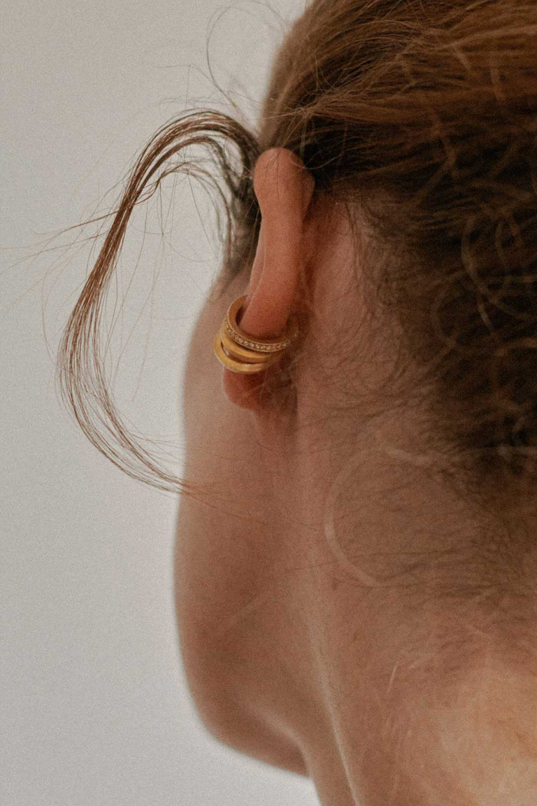 Nous vous défions d'y succomber - Manchette d'oreille en topaze blanche et vermeil